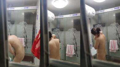 偷窥隔壁小少妇洗香香 窗户留这么大缝隙 正好便以我边听着她女儿的钢琴声边欣赏妈妈的风光