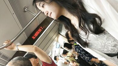 地铁站尾随身材气质绝佳素颜白领镂空内两侧毛和鼓凸阴部迷死人